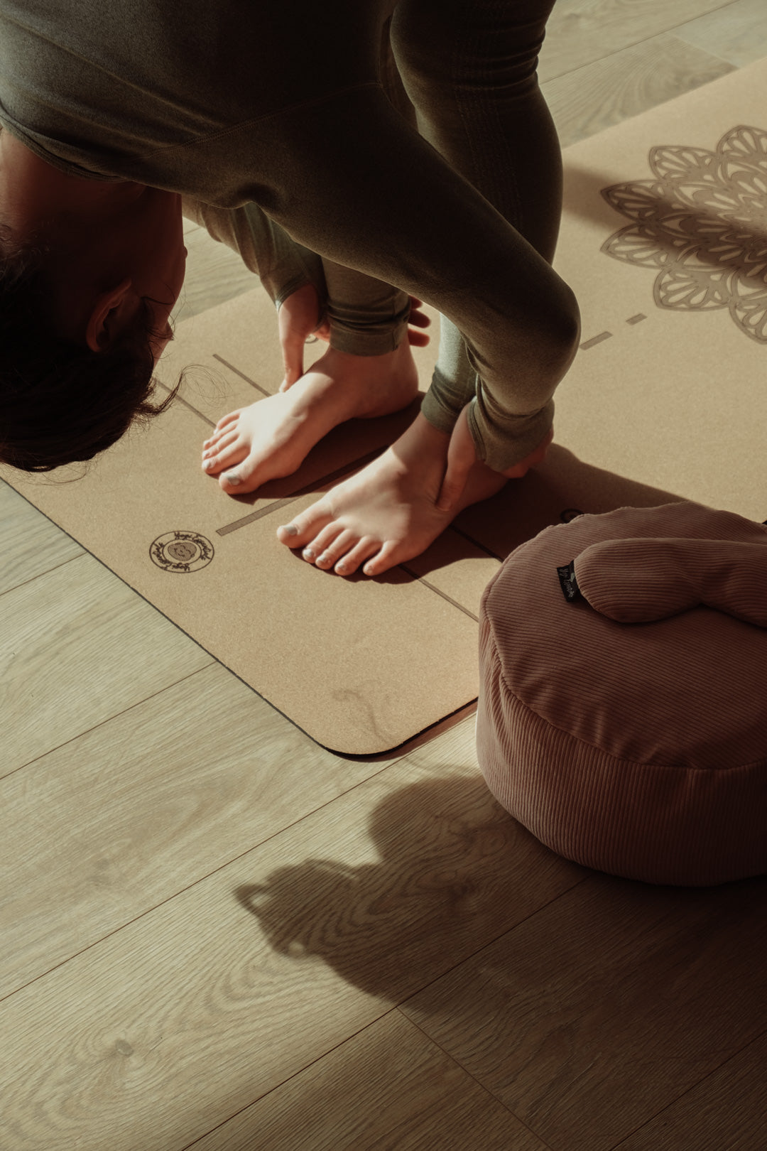 Vrouw op yogi essentials yogamat