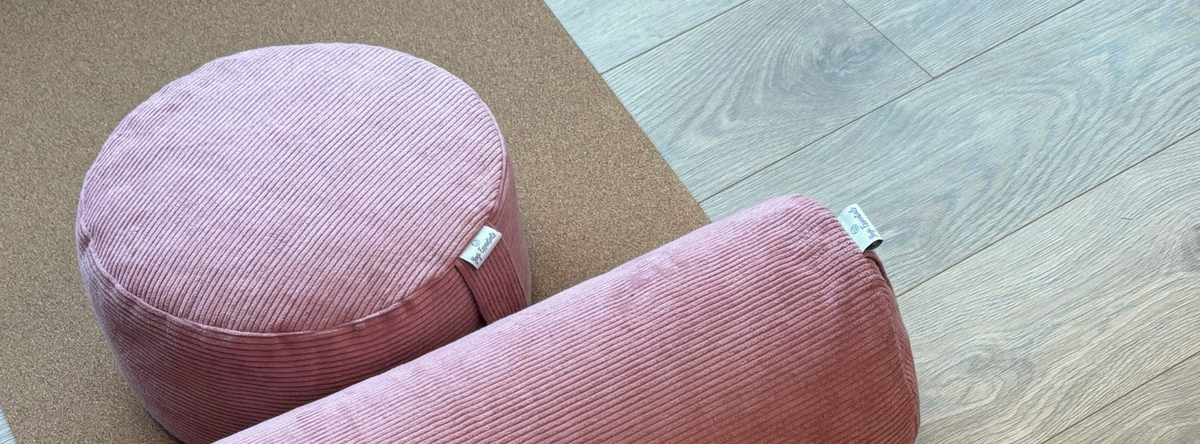 Body & Mind Yogakussen, vloerkussen voor meditatie en yoga; wasbare overtrek en hoogwaardige ademende vulling; zithoogte 19 cm (grijs Body & Mind Yogakussen, vloerkussen voor meditatie en yoga; wasbare overtrek en hoogwaardige ademende vulling; zithoogte 19 cm (grijs